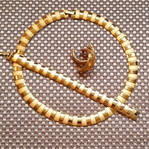 Three piece gold tone jewelry set